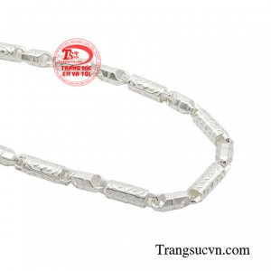 Dây chuyền bạc nam với thiết kế đặc biệt và sắc nét mang phong cách lịch lãm và mạnh mẽ.