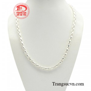 Dây chuyền bạc phong độ đẳng cấp sẽ khiến phái mạnh càng thêm hoàn hảo, thu hút ánh nhìn và chiếm trọn được trái tim phái đẹp. 