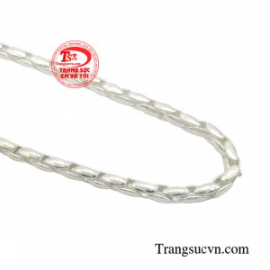 Với chiếc dây chuyền bạc nam thì sự đơn giản và phá cách, mạnh mẽ, mang đậm những nét riêng biệt luôn là lựa chọn thông minh.