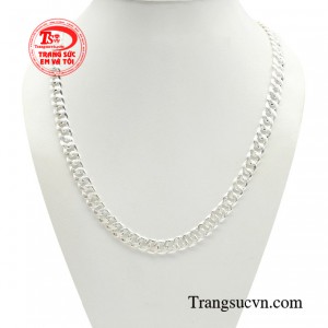 Dây chuyền bạc phong thái đĩnh đạc với thiết kế mắt xích bản to luôn là món trang sức được ưa chuộng đối với các đấng mày râu