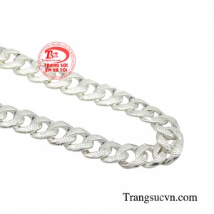 Thiết kế mắt dây đúc cực kỳ chắc chắn, phần móc nối dày dặn thách thức với thời gian.