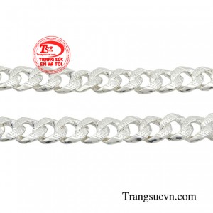 Đây là mẫu dây được đầu tư hết sức kỹ lưỡng trong khâu chế tác thể hiện tính sang trọng và đẳng cấp chinh phục người nhìn một cách nhanh chóng.