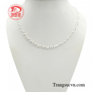 Dây chuyền bạc tự tin khỏe khoắn là một sản phẩm trang sức được thiết kế với họa tiết xoắn độc đáo, mang đến vẻ đẹp ấn tượng và cá tính.