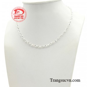 Theo quan niệm dân gian, bạc có tính kháng khuẩn cao, giúp ngăn ngừa vi khuẩn, virus và nấm. 