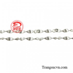 Do đó, đeo dây chuyền bạc có thể giúp tránh gió độc và các bệnh về da như mẩn ngứa, mụn nhọt. 