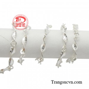 Do đó, đeo dây chuyền bạc có thể giúp điều hòa cơ thể, tránh bị cảm lạnh và ốm vặt.