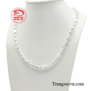 Bởi trang sức bạc mang đến sự khỏe khoắn dễ dàng phối đồ.