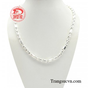 Dây chuyền bạc tự tin phong độ luôn luôn là sự lựa chọn thông minh cho nam giới.