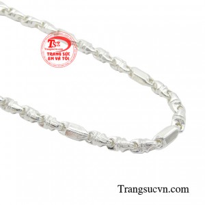 Với chiếc dây chuyền bạc này, bạn không chỉ đang đeo một món trang sức sang trọng mà còn đang thể hiện sự cá tính cùng gu thẩm mỹ tinh tế của mình.