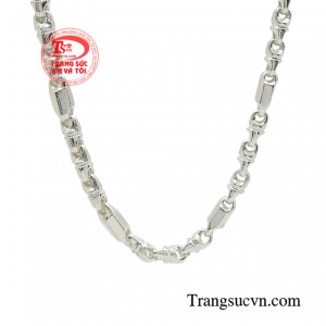 Đeo dây chuyền bạc giúp cho cánh đàn ông toát lên được vẻ đẹp nam tính, tinh tế, sang trọng và đầy quyến rũ.