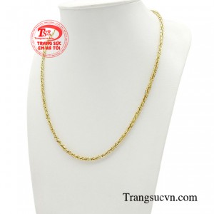 Cùng chất liệu vàng 18K đẳng cấp sẽ giúp tôn lên làn da rắn rỏi và khỏe khoắn của cánh mày râu hiện đại