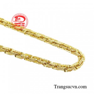 Đây không chỉ là một phụ kiện trang sức đơn thuần, mà còn là biểu tượng của phong cách tự tin và đẳng cấp cho chủ nhân sở hữu.