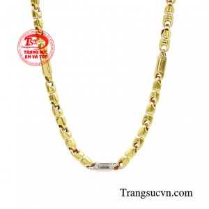 Mang vẻ đẹp tối giản nhưng sang trọng khi thể hiện triệt để vẻ ngoài sáng bóng không tỳ vết của chất liệu vàng 10K.