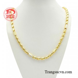 Dây chuyền nam phong thái đẳng cấp sở hữu thiết kế bản to và tinh giản luôn chứng minh được sức hút không đổi qua năm tháng. 