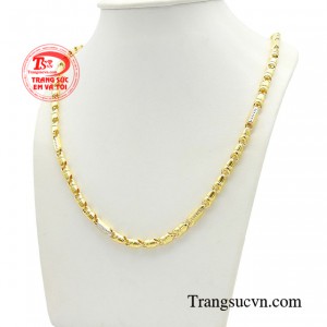 Mỗi mắt xích trên mẫu thiết kế đều được tỉ mỉ chế tác với kỹ thuật và kinh nghiệm kim hoàn đặc biệt kỳ công