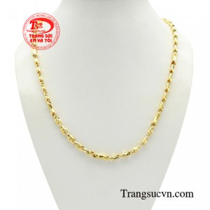 Dây chuyền thành đạt bản lĩnh có thiết kế đặc biệt vì sự độc đáo, mới mẻ, đem lại cho người đeo cảm giác tràn đầy năng lượng.
