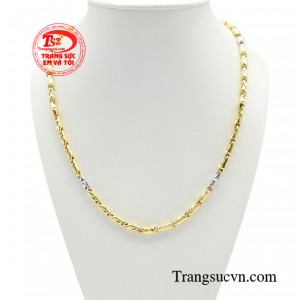 Dây chuyền thành đạt xuất chúng được xem là món phụ kiện không thể thiếu của phái mạnh hiện đại