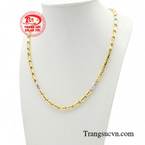 Món trang sức này không chỉ dừng lại ở việc tạo nên điểm nhấn bắt mắt và hài hòa cho tổng thể trang phục 