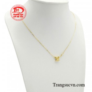 Sẽ thật thiếu sót khi thiếu đi chút lấp lánh của chiếc dây chuyền liền mặt thời thượng