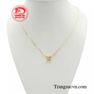 Dây chuyền thời trang ấn tượng sở hữu vẻ ngoài trẻ trung, hiên đại cùng kiểu dáng độc đáo với điểm nhấn là họa tiết LV tinh xảo, sẵn sàng cùng nàng tỏa sáng dù ở bất kỳ góc độ nào.