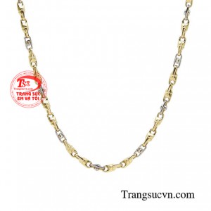 Hơn nữa, từng đường nét được chế tác tạo cảm giác mạnh mẽ, phóng khoáng, thể hiện sự tự do và làm chủ của một quý ông thành đạt.