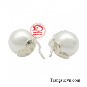 Đôi bông tai mang dáng hình thanh lịch của một thời hoa mộng