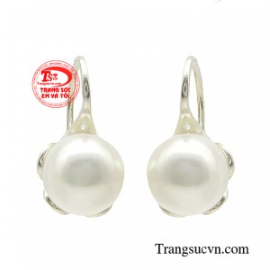 Hoa tai ngọc trai bạc trang nhã đem đến trải nghiệm đậm chất thời trang mà không kém phần thanh lịch.