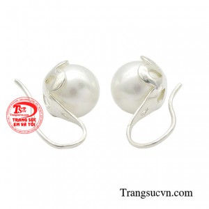 Những đường nét mỏng manh cùng với chất liệu bạc càng làm tăng thêm vẻ duyên dáng, uyển chuyển, tôn lên ánh sắc kiêu kỳ, đơn giản mà lại tinh tế.