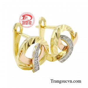 Nàng không cần phô trương, chỉ cần đeo lên người đôi hoa tai phù hợp với chính mình, thì món trang sức đó đã giúp nàng thể hiện cá tính riêng và tạo nên một phong cách độc đáo, khác biệt.