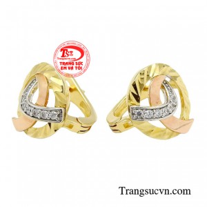 Khi đeo lên người, đôi bông tai sẽ giúp nàng nổi bật hơn trong mắt mọi người và tỏa sáng hơn với mọi khoảnh khắc trong cuộc sống.