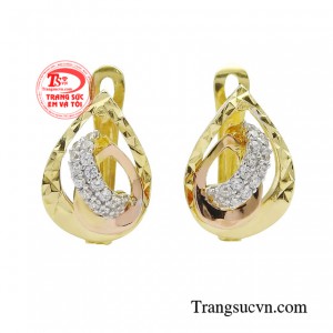 Hoa tai phái đẹp trang nhã giúp nàng tạo nên điểm nhấn hài hòa cho gương mặt.