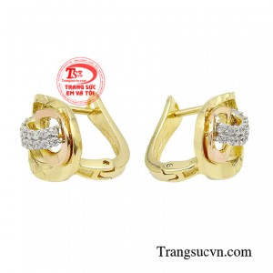 Thiết kế bông tai tạo nên một phong cách độc đáo và thể hiện sự chỉn chu của nàng. 