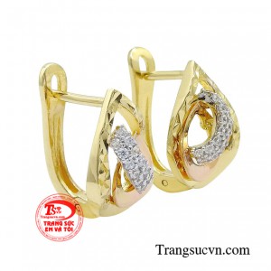 Trong mọi hoàn cảnh, đôi hoa tai luôn biết cách để tôn lên cá tính riêng của người đeo. 