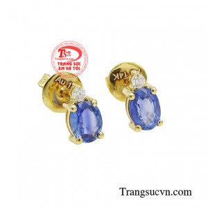 Sản phẩm được chế tác tỉ mỉ là lựa chọn hấp dẫn nhất cho mọi cô nàng mong muốn có cơ hội được nâng niu, và ngưỡng mộ khi là chủ của viên lam ngọc quý báu này. 