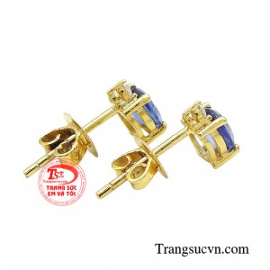 Hoa tai Sapphire là một món phụ kiện vô cùng đẹp mắt và ấn tượng được đông đảo chị em yêu thích. 