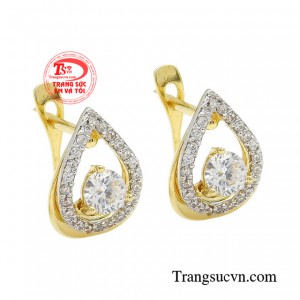 Những đường cong mượt mà, hình dáng cân đối và các chi tiết tinh xảo mang lại sự tươi mới cho mẫu trang sức này. 