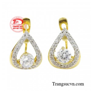 Hoa tai thời trang kiêu sa tái hiện sự rạng rỡ thu hút của ánh sáng. 