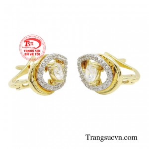 Thêm vào đó, tông vàng nhẹ nhàng khiến cho món trang sức trở nên rực rỡ, nổi bật hơn bao giờ hết. 