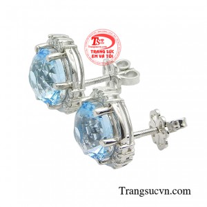 Khí chất ấy toát lên khi nàng tự tin vào vẻ đẹp của mình, như những nụ hoa tầm xuân đang bung nở, toả hương sắc đến muôn nơi. 