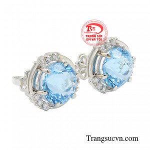 Sự kết hợp ăn ý đến từ sắc xanh rạng ngời của đá Topaz và vàng trắng 18K sẽ cùng nàng ý nhị chinh phục ánh nhìn ngay từ giây phút đầu tiên. 