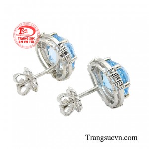 Chắc hẳn bất kỳ ai cũng sẽ phải lòng trước sự tinh tế và thanh khiết của mẫu thiết kế hoa tai này.