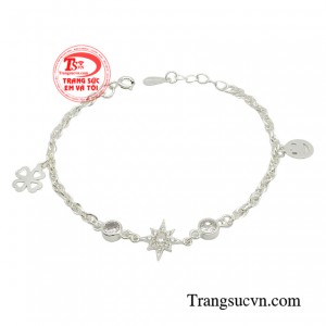 Lắc bạc ngôi sao tỏa sáng được xem là món trang sức trừ tà, xua đuổi tà khí.