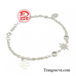 Đồng thời, được làm từ chất liệu bạc, chiếc vòng còn được xem là “nhà tiên tri” cho sức khỏe của con người, nhất là đối với trẻ nhỏ