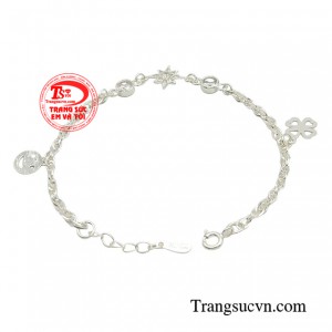 Nhìn màu sắc của chiếc lắc có thể biết trẻ khỏe hay đang bệnh.