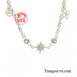 Chính vì thế, chiếc lắc tay bạc không chỉ là trang sức đẹp mắt, tạo ấn tượng thu hút chú ý của mọi người mà còn đem lại cảm giác an toàn về sức khỏe cũng như tâm linh đối với người đeo.