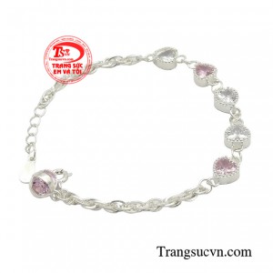 Không những là món quà tặng dễ thương gửi đến người nhận mà còn là món phụ kiện xinh xắn tô điểm thêm vẻ đẹp ngọt ngào của người đeo. 