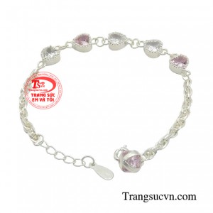 Trang sức bạc giúp bé có sức đề kháng chống lại vi khuẩn, bảo vệ sức khỏe.