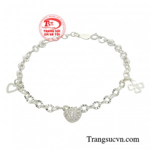 Lắc bạc trái tim xinh xắn giúp thúc đẩy những cảm xúc tích cực, tươi mới và tràn đầy sự lạc quan.