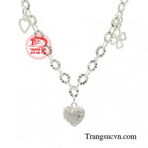 Bởi chiếc lắc sẽ khiến người đeo cảm thấy tự tin, đem lại cảm giác an toàn, bình an khi ngự trị trên cổ tay mình. 