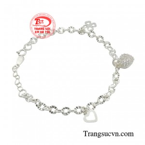Chiếc lắc bạc còn là quà tặng độc đáo và vô cùng đáng yêu, ấn tượng trong các dịp ý nghĩa. 